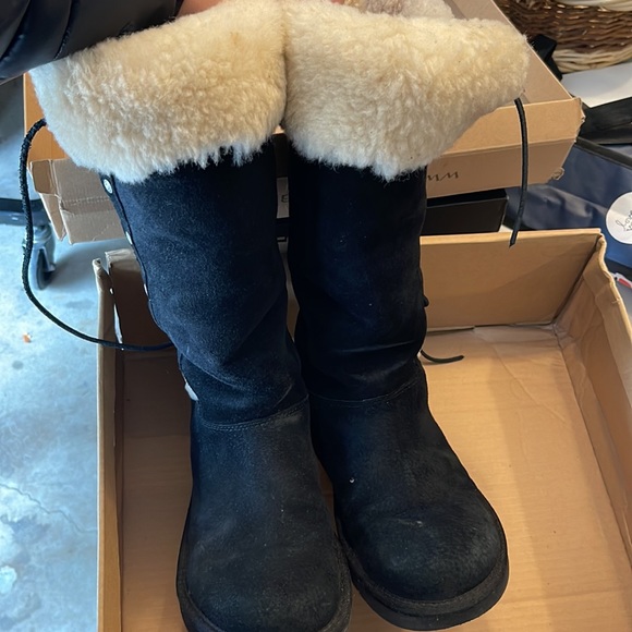 UGGS - Picture 4 of 7